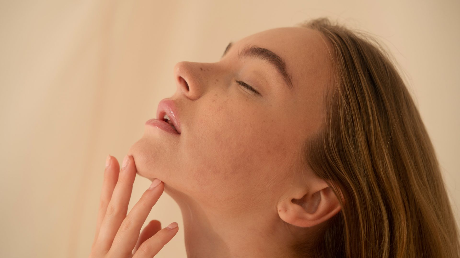 kobieta dbająca o swoją cerę skincare